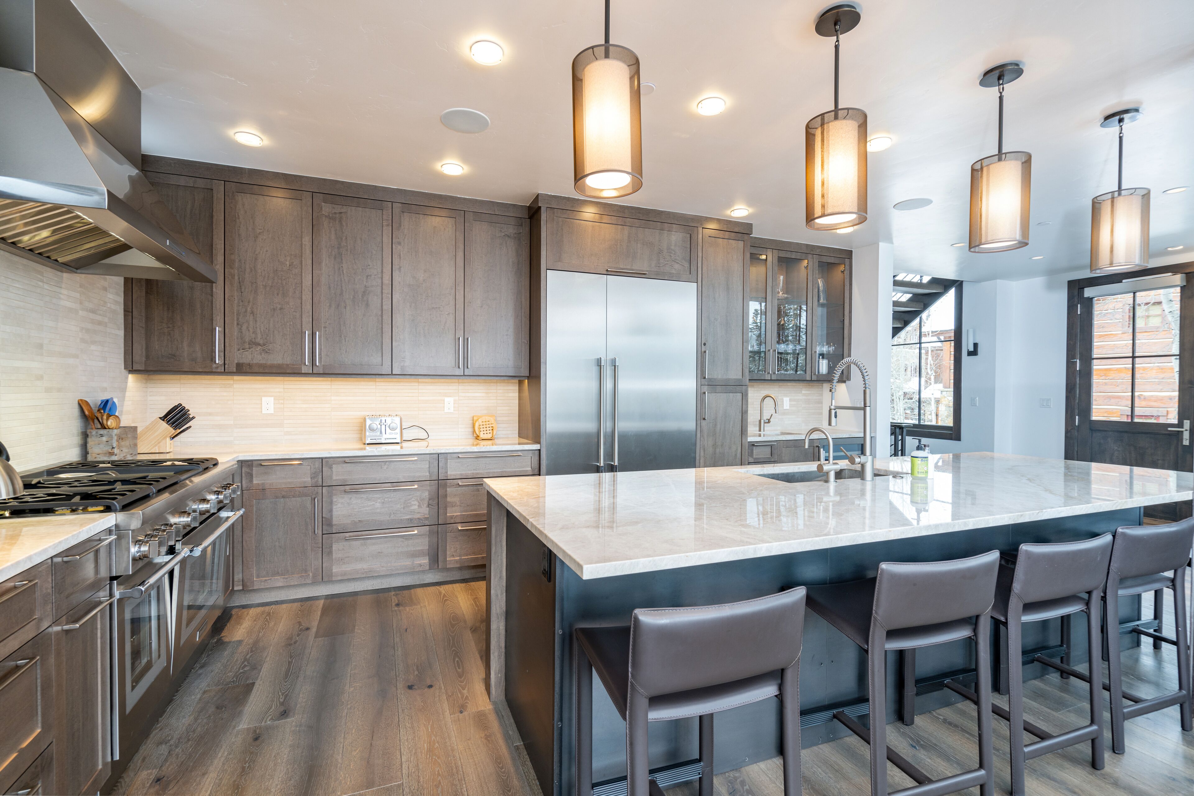 Ski-in/out mountainside house with private hot tub, balcony & fireplace