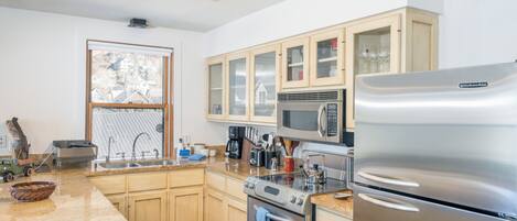 冷蔵庫、電子レンジ、オーブン、コンロ