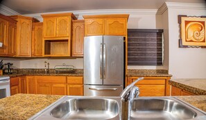 Fridge, oven, stovetop, coffee/tea maker