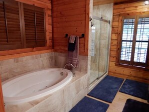 Shower, jetted bath, hair dryer, towels - Hotel luxury in a Log Cabin (Rockport)