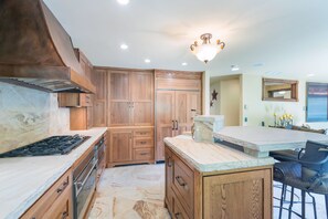 Fridge, microwave, oven, stovetop - Mountain-view condo with fireplace, hot tub & updated kitchen - walk to lifts (Telluride)