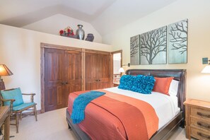 3 bedrooms, iron/ironing board, Internet, bed sheets - Mountain-view condo with fireplace, hot tub & updated kitchen - walk to lifts (Telluride)