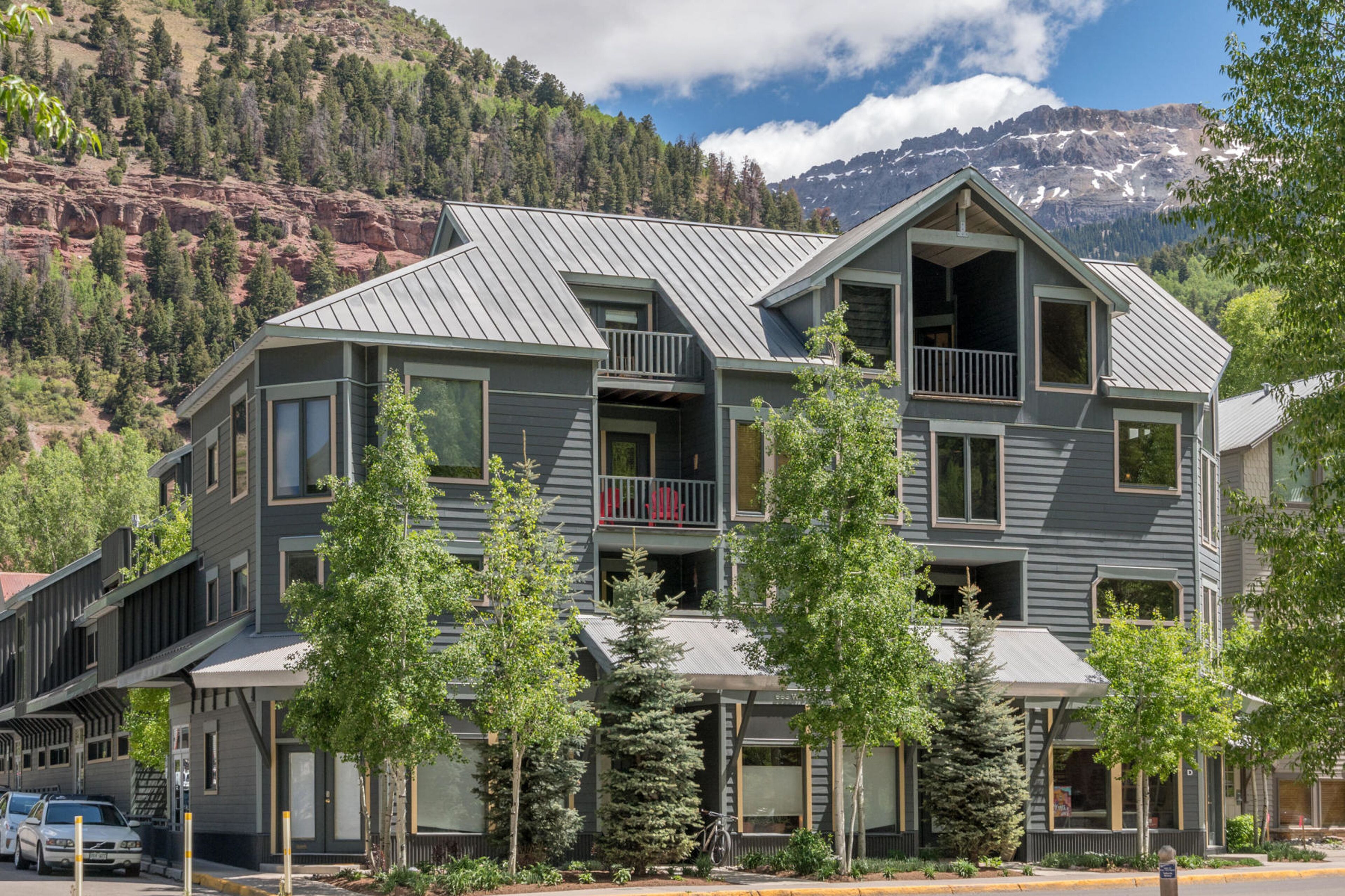 Mountain-view condo with fireplace, hot tub & updated kitchen - walk to lifts