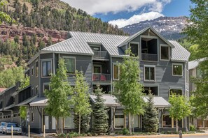 Exterior - Mountain-view condo with fireplace, hot tub & updated kitchen - walk to lifts (Telluride)