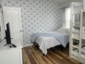 3 bedrooms, iron/ironing board, WiFi, bed sheets