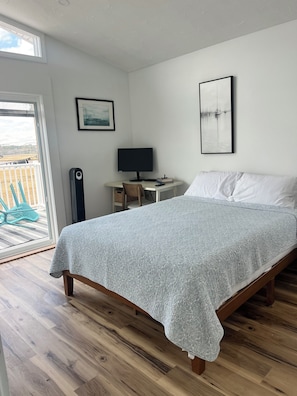 3 bedrooms, iron/ironing board, WiFi, bed sheets - Quick walk to the Beach (Wells)