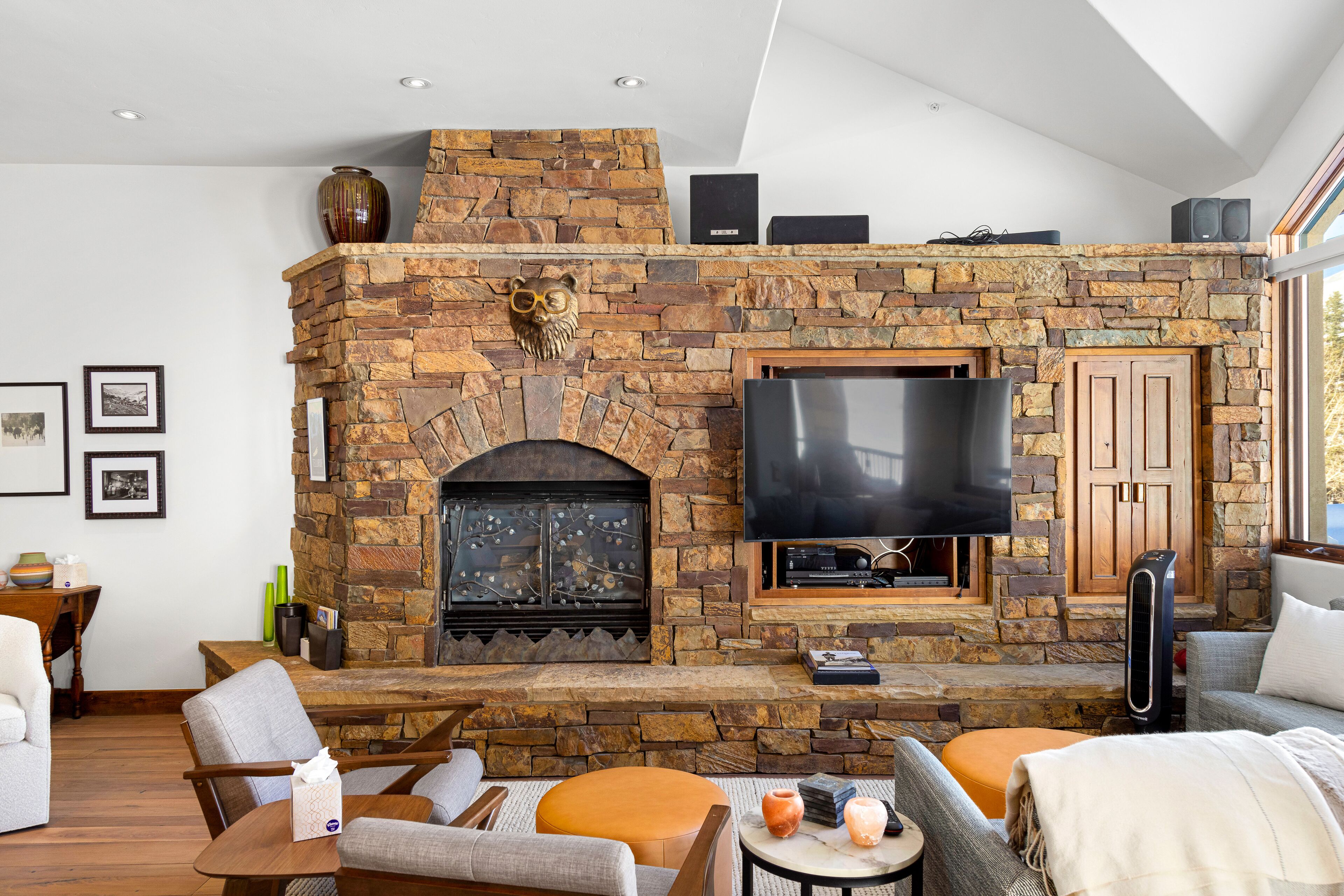 Ski-in/out designer retreat with amazing view & private hot tub - walk to dining