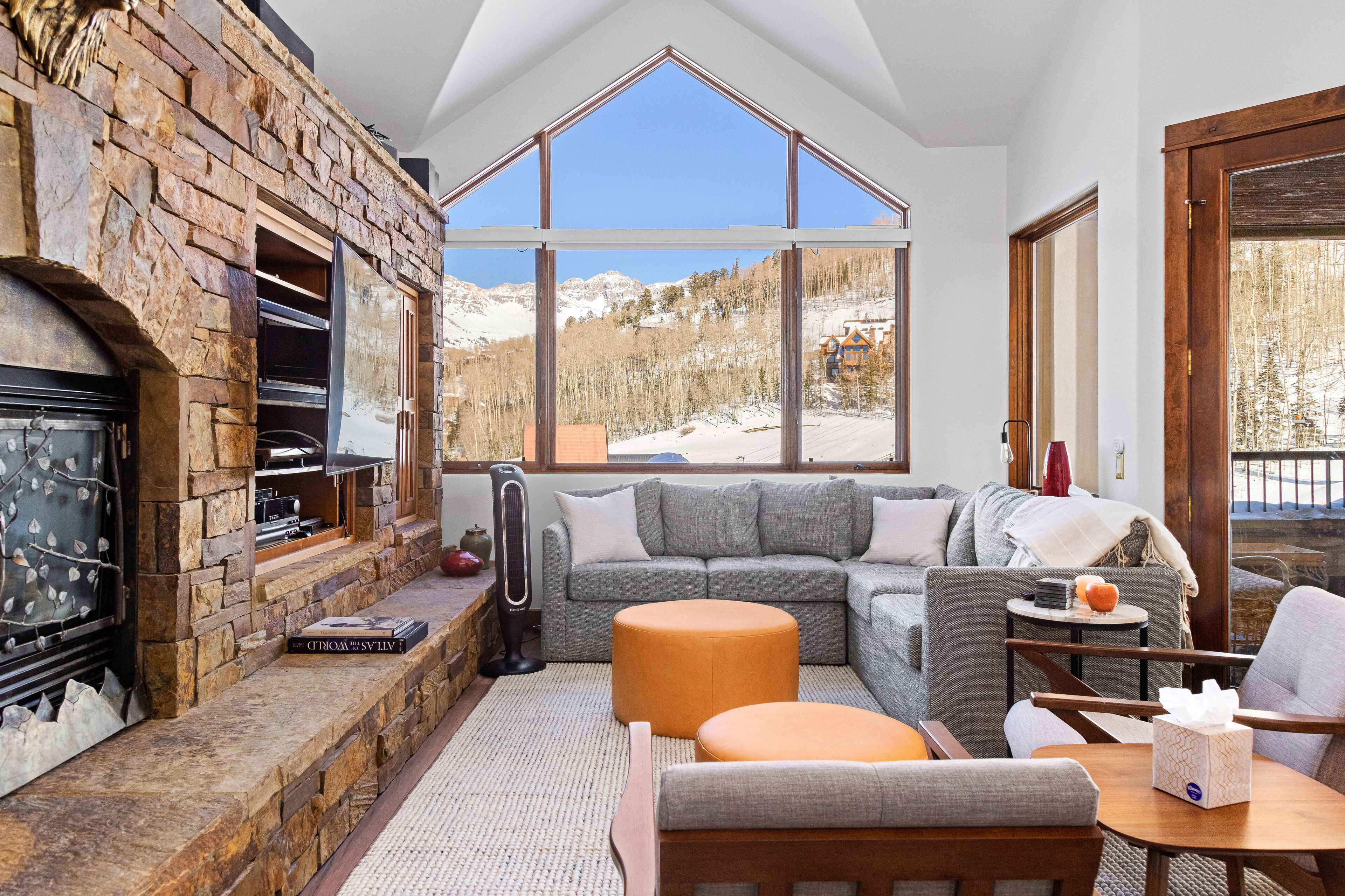 Ski-in/out designer retreat with amazing view & private hot tub - walk to dining