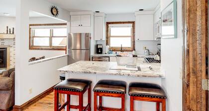 Modern, dog-friendly house with fireplace, grill & washer/dryer