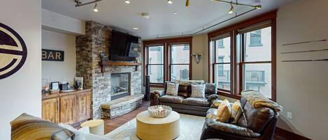 Télévision, cheminée, lecteur de DVD, chaßne hi-fi