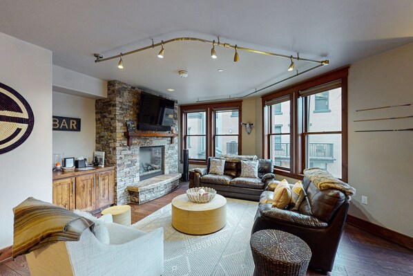 Fernseher, Kamin, DVD-Player, Stereoanlage