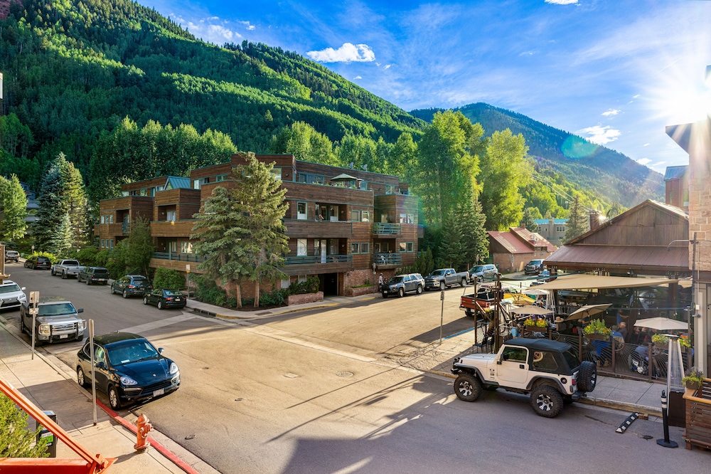 Modern & well-equipped condo with fireplace, grill & W/D