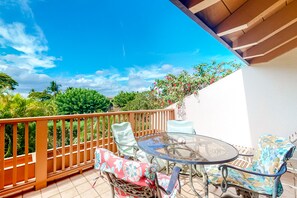 Outdoor dining - Snorkel, surf & swim condo with lagoon pool, hot tub & easy beach access (Kihei)