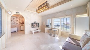 Basic Room, 1 Bedroom (Provenceeui Chueok) | 1 bedroom, free WiFi - Namhae Alhambra Pension (Namhae)