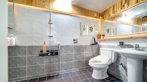 A modern bathroom with a shower, toilet, and sink. - Gyeongju Nenugnam20 Hanok Pension (Gyeongju)