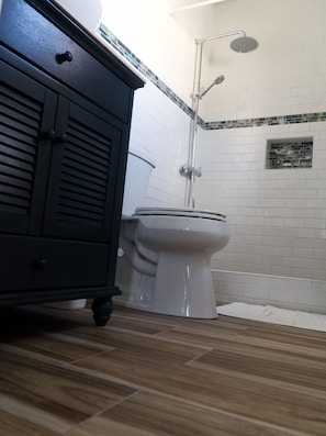 Shower, hair dryer, towels, soap - HIDDEN TREASURE (Point Blanche)