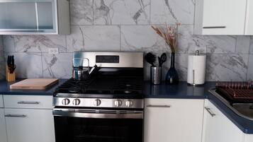 Een koelkast, een magnetron, een oven, een kookplaat