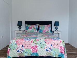 2 chambres, fer et planche à repasser, lit de bébé portatif