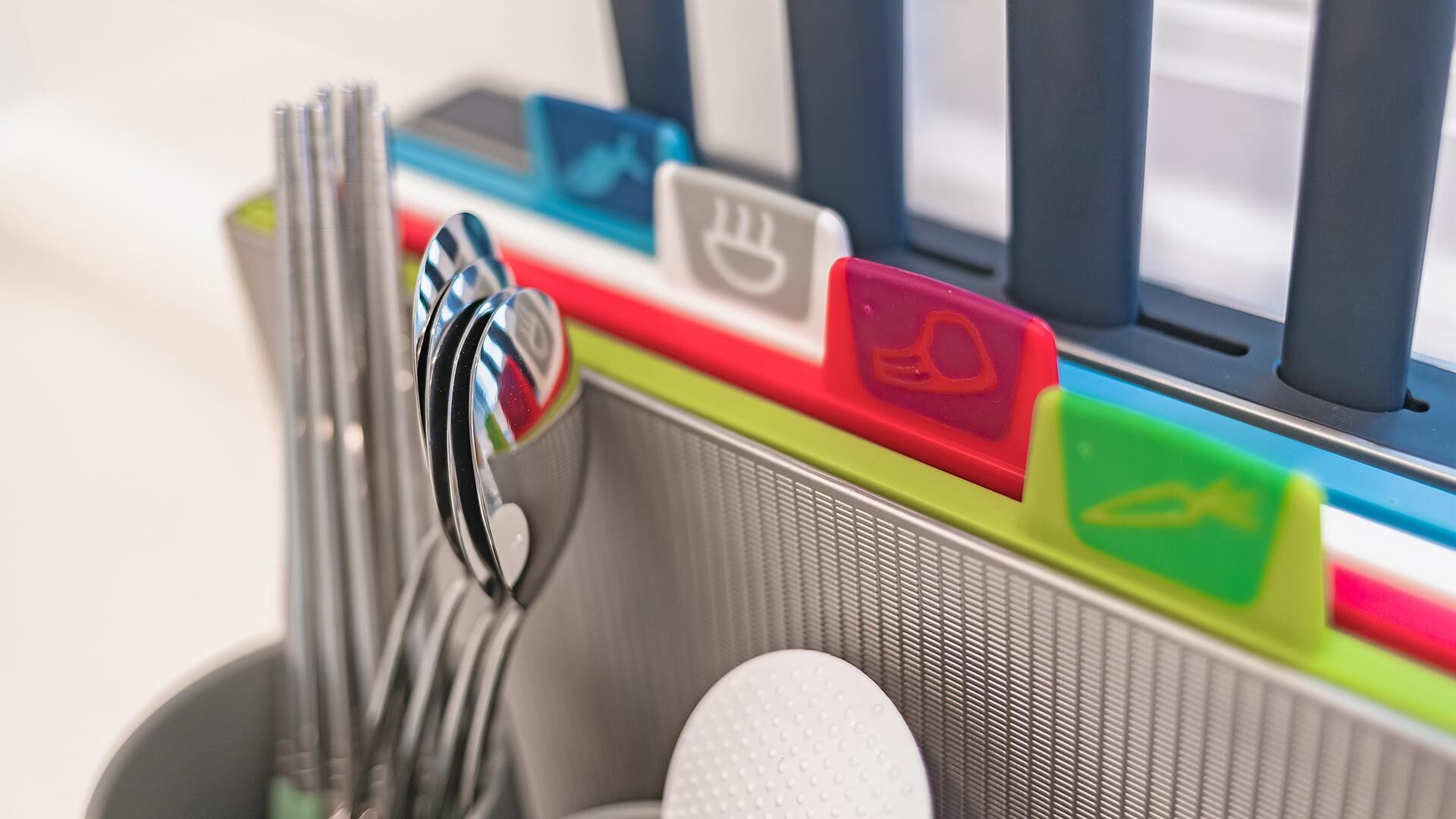 Un portavasos con compartimentos para distintos tipos de cubiertos.