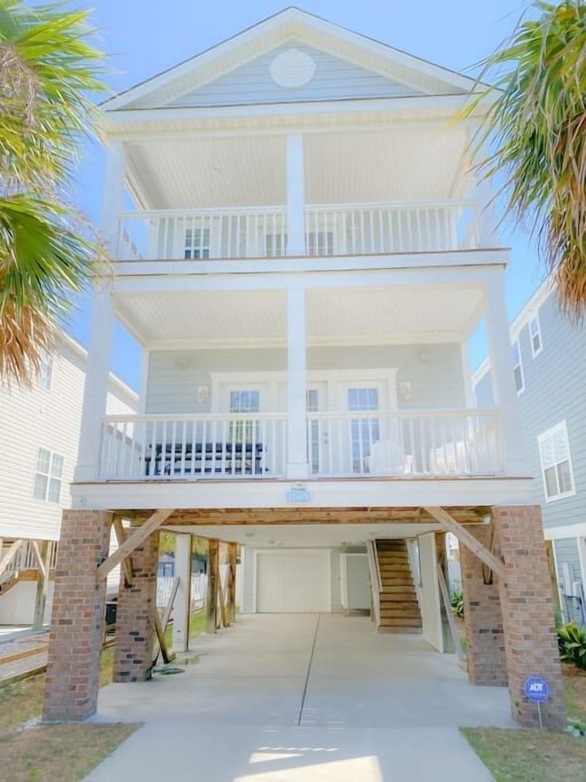 ☀️ 3 Porch / 5.5 Private Bathrooms / Beach Access