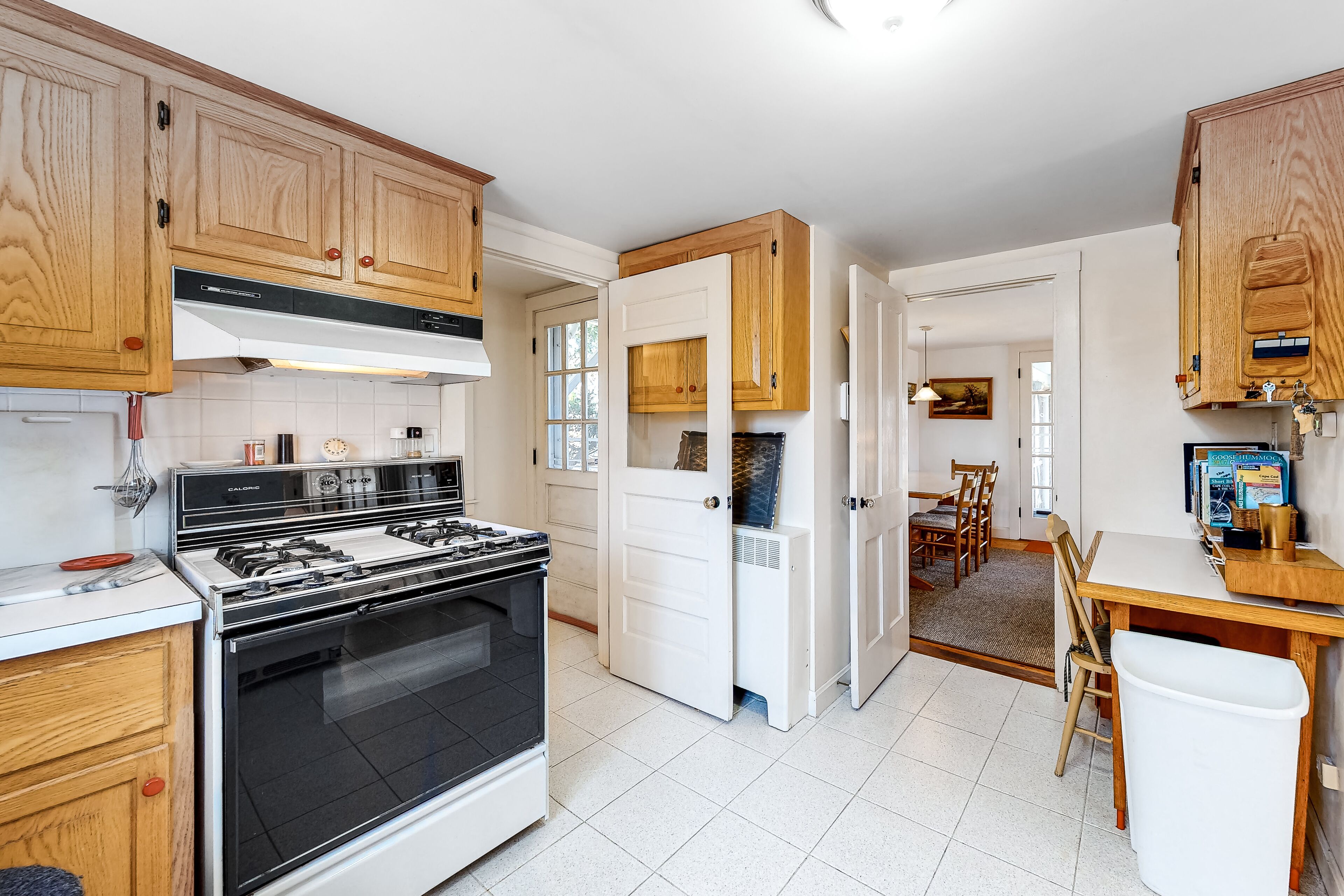 Classic Cape Home Near Town & the Beach W/ Free WiFi, Full Kitchen & Adult Bikes in Harwich Port, United States