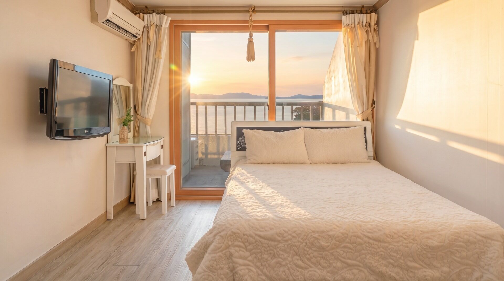 Une chambre à coucher avec un lit, un bureau et un téléviseur.