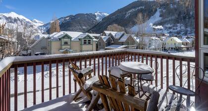 Delightful mountain condo with balcony - walk to lifts