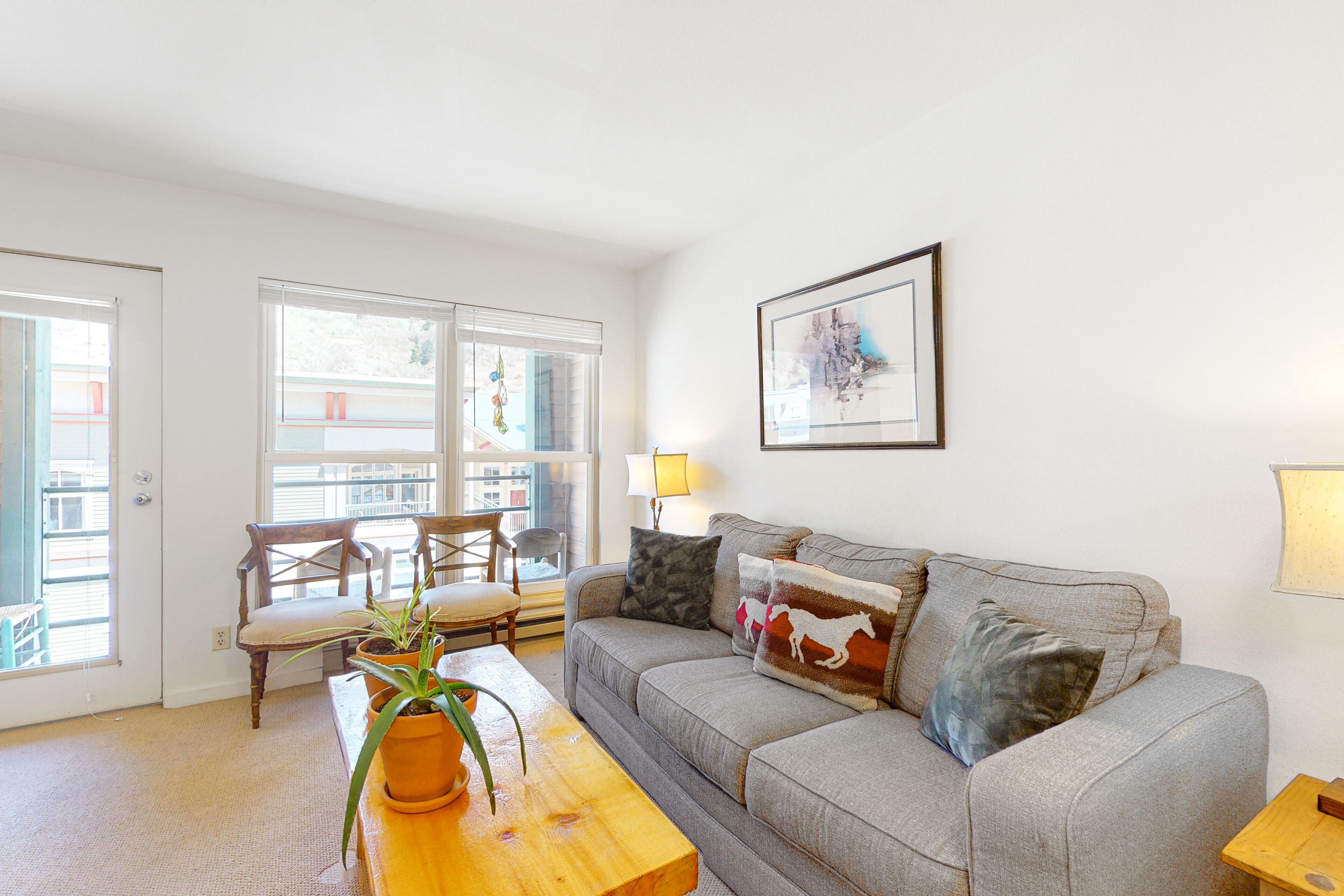 Downtown condo steps from Main St. dining & gondola with great mountain view
