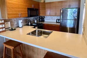 Een koelkast, een magnetron, een oven, een kookplaat