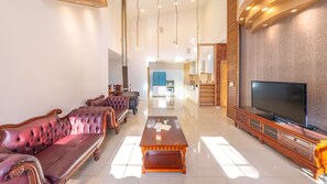 A spacious living room with a large flat-screen TV, leather sofas, a wooden coffee table, and a kitchen in the background. - Gapyeong Santa Maria Dog-friendly Privat (Gapyeong)
