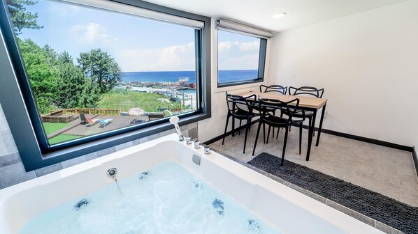 Basic Room, 1 Bedroom (Emerald ( Spa )) | 1 bedroom, free WiFi - Gangneung Pradaevas Pension (Gangneung)