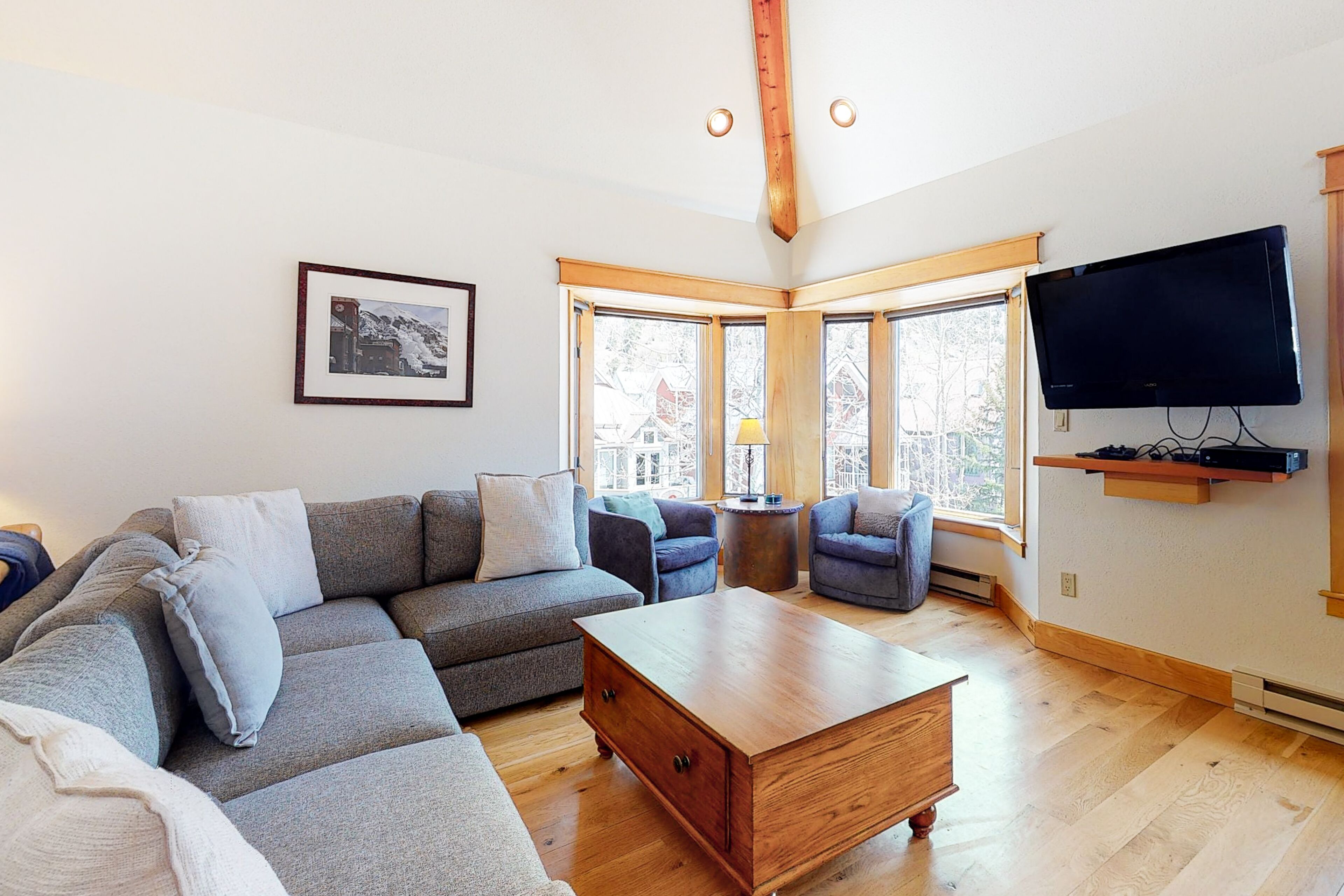 Walk to lifts & downtown, mountain-view condo with washer/dryer