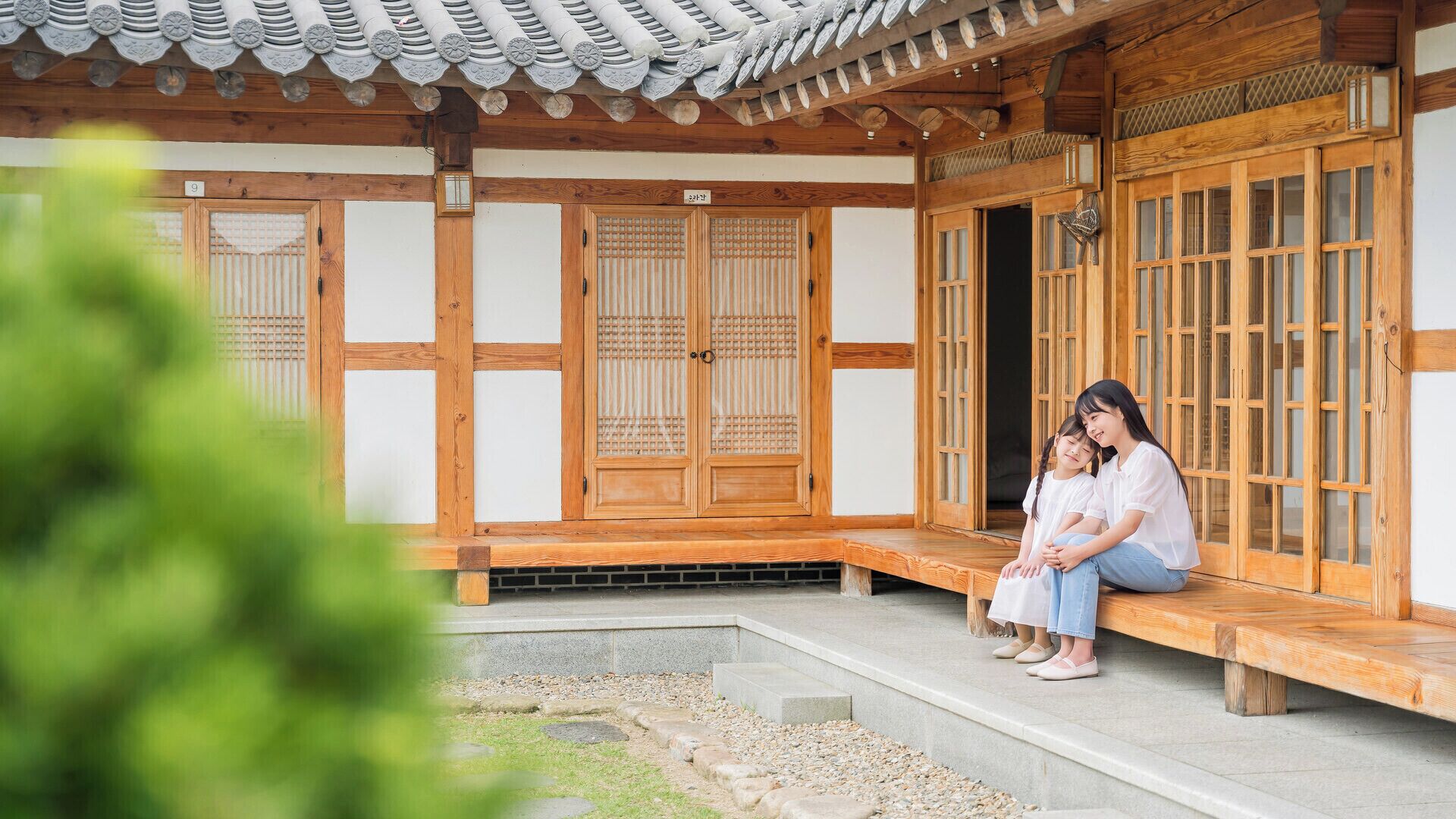 Un edificio tradicional japonés con puertas correderas de madera y tejado de tejas.