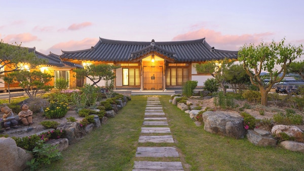 Gyeongju Wadamjung Hanok Pension - Gyeongju-si