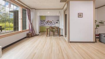 Basic-Zimmer, 2 Schlafzimmer (lavender 101(meonbadajeonmang)) | 1 Schlafzimmer, kostenloses WLAN