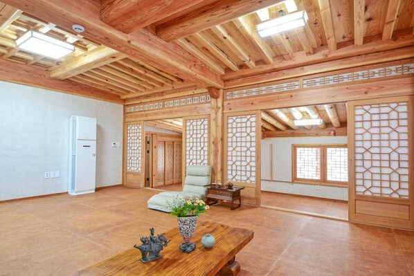 Basic Room, 2 Bedrooms (Sundojae) - Gyeongju Hanokhotel Chunchugwan (Gyeongju)