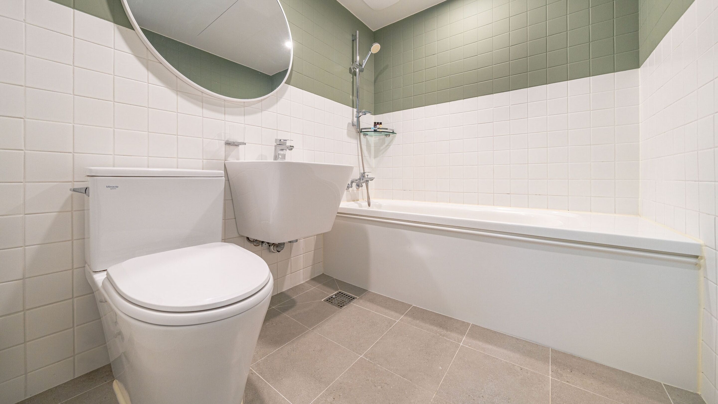 A bathroom with a toilet, sink, and bathtub.