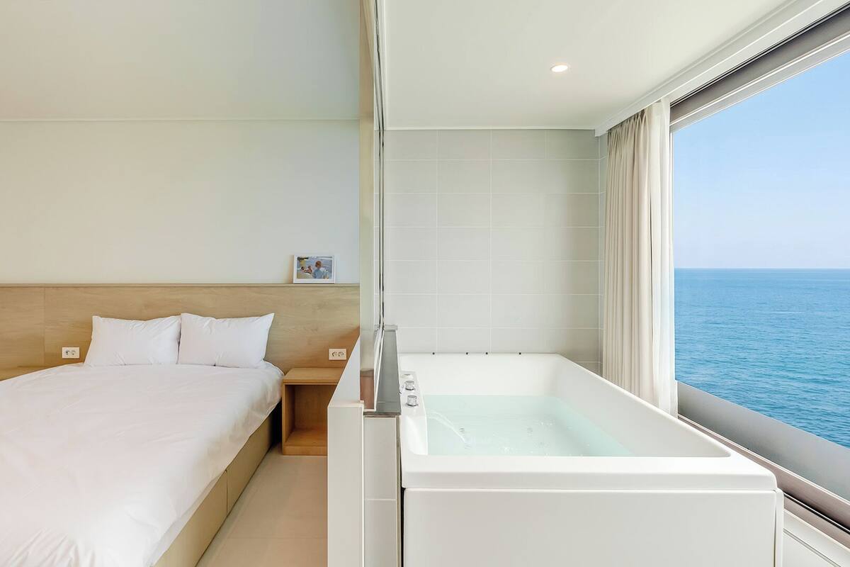 Basic Room, 1 Bedroom (Room304(Spa/OceanView/NoCooking)) | 1 bedroom, free WiFi