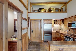 冷蔵庫、電子レンジ、オーブン、コンロ