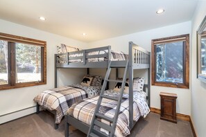 2 bedrooms, internet, bed sheets - Mountain- & river-view condo with W/D & hot tub - walk to lifts & Main St (Telluride)