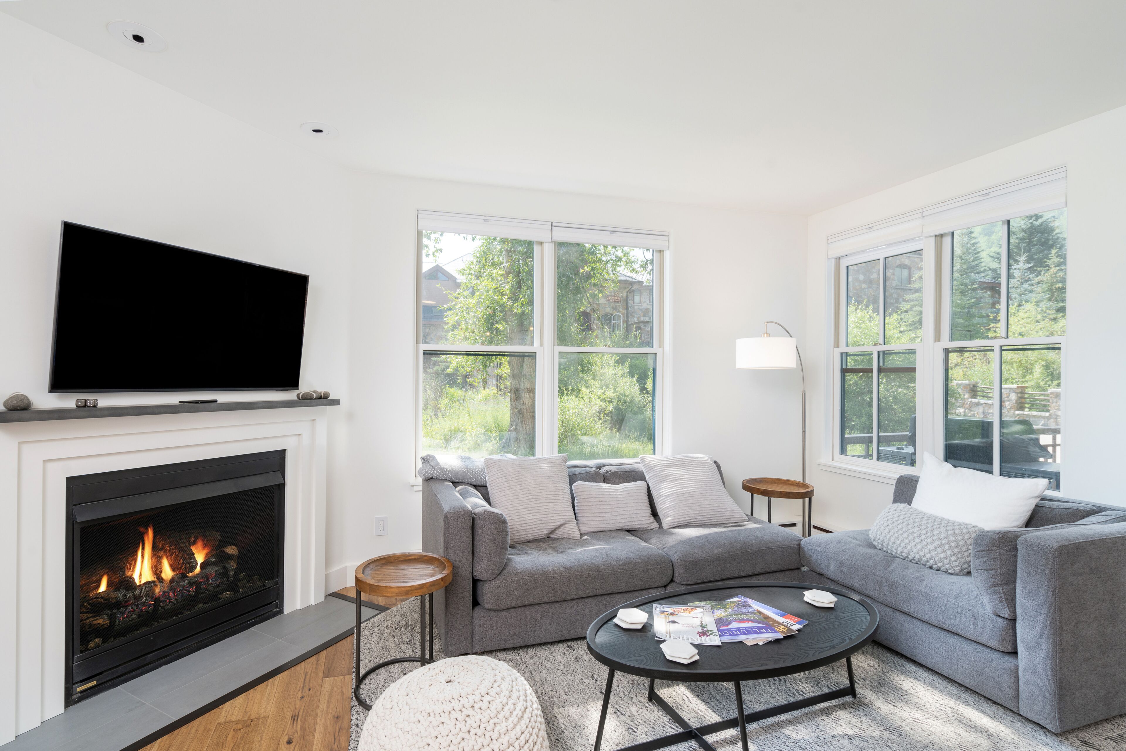 Incredible mountain condo with fireplace & grill - walk to lifts