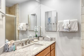 Hair dryer, towels - Upscale escape with pool, hot tub & grill - near beaches & water sports (Kihei)