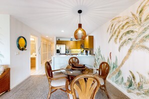 Dining - Beach lovers dream condo with pools, hot tub, beach access & W/D (Kihei)