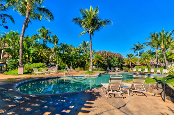 Pool - Beach lovers dream condo with pools, hot tub, beach access & W/D (Kihei)