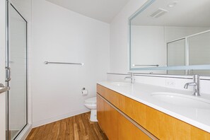 Sèche-cheveux, serviettes fournies