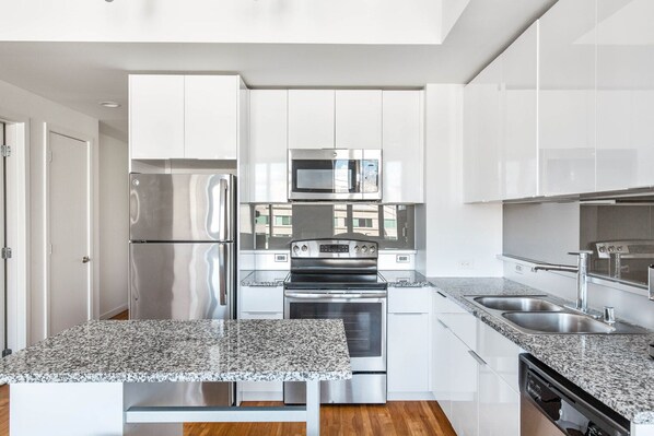 Refrigerador, microondas, horno y lavavajillas 