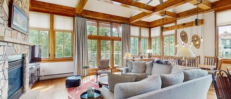 Una televisión, una chimenea