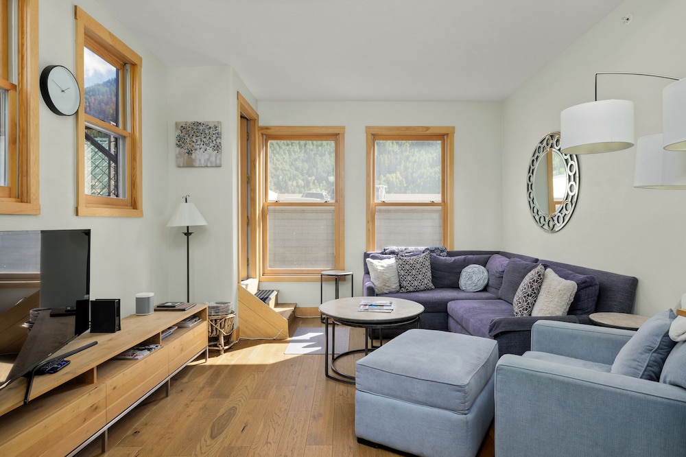 Downtown condo with rooftop deck, mountain views & W/D - walk everywhere