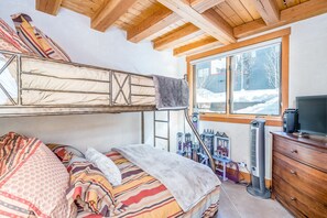 3 makuuhuonetta, silitysrauta/-lauta, internet, vuodevaatteet