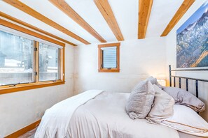 3 bedrooms, iron/ironing board, Internet, bed sheets